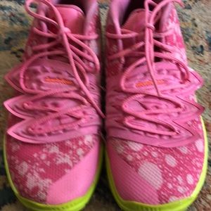 Nike KYRIE Sponge Bob “Patrick” youth basketball shoe size 2.5 Y